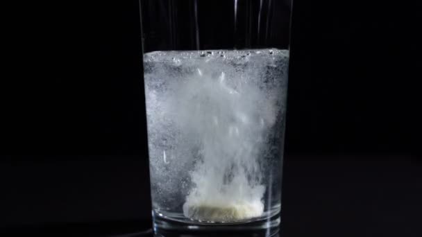 Une pilule est jetée dans un verre — Video