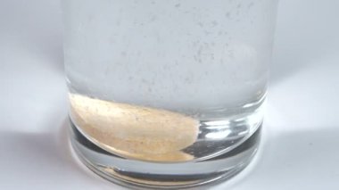 Bir hap bardağa atılır.