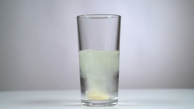 Bir hap bardağa atılır.