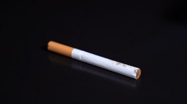 Siyah arka planda bir sigarayı ateşe vermek