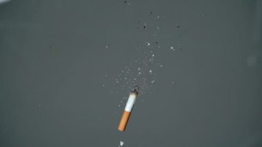 Eline bir sigara at.