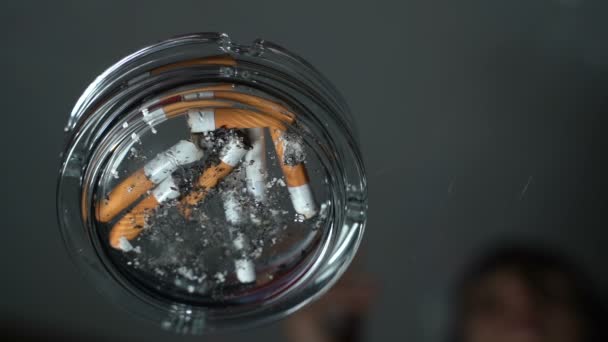 Éteindre une cigarette dans un cendrier 