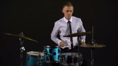 Adam davul çalıyor.