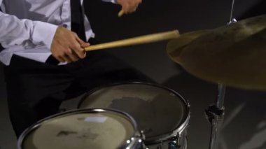 Adam davul çalıyor.