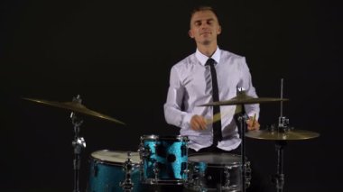 Adam davul çalıyor.
