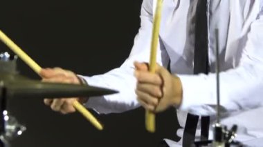 Adam davul çalıyor.