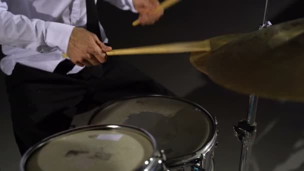 Guy plays the drums — Stockvideo