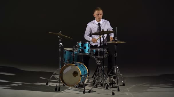 Guy memainkan drum — Stok Video