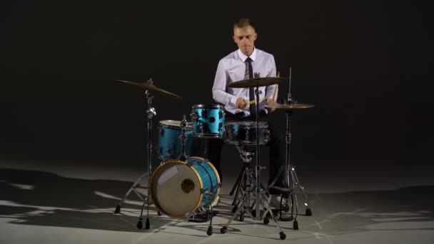 Guy plays the drums — Stock Video