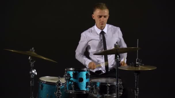 Guy memainkan drum — Stok Video