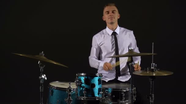 Парень играет на барабанах — стоковое видео