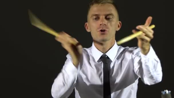 男は太鼓を演奏する — ストック動画