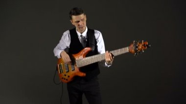 Adam gitar çalmıyor.