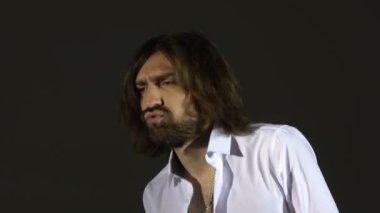 Adam sentezleyici çalıyor.