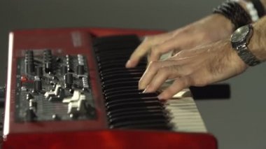 Adam sentezleyici çalıyor.