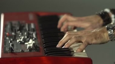 Adam sentezleyici çalıyor.