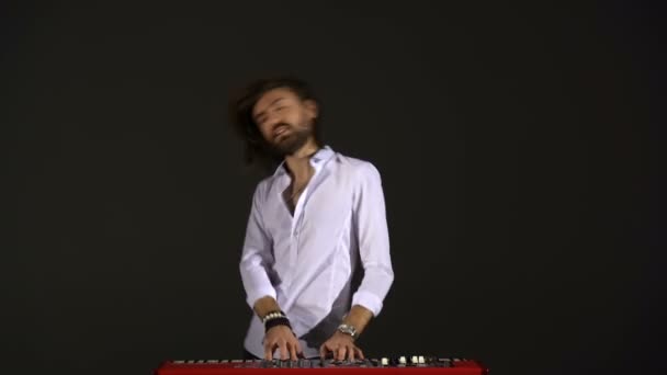 Der Kerl spielt den Synthesizer — Stockvideo