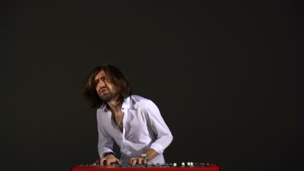 Ten chlap hraje na syntezátor. — Stock video