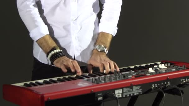 O tipo toca o sintetizador. — Vídeo de Stock
