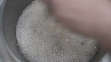 Donutlar sebze yağında kızarıyor.