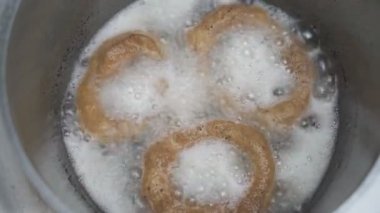 Donutlar sebze yağında kızarıyor.