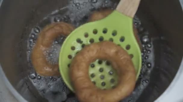 Las rosquillas se fríen en aceite vegetal — Vídeos de Stock