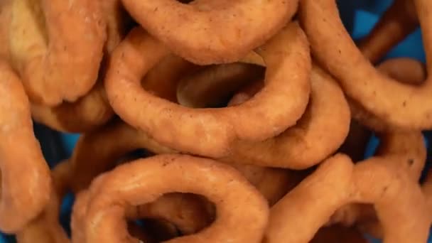 Donuts em uma placa na mesa — Vídeo de Stock