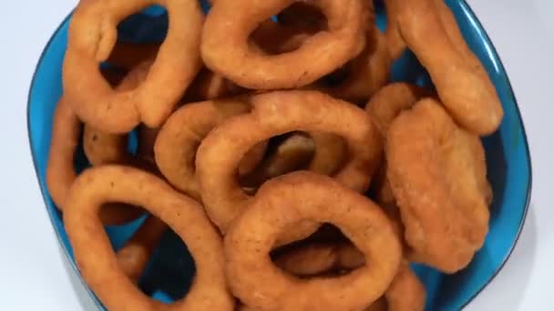 Donuts in een bord op de tafel — Stockvideo