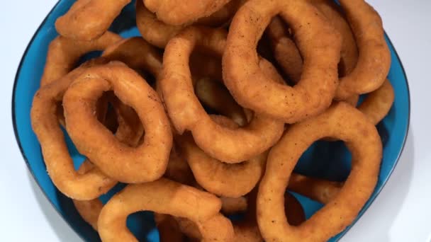 Donuts in een bord op de tafel — Stockvideo