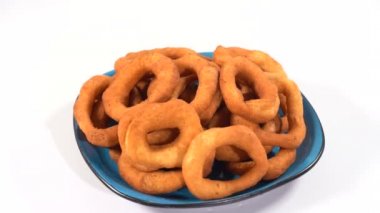 Donuts masaya bir tabak içinde