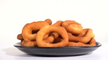 Donuts masaya bir tabak içinde