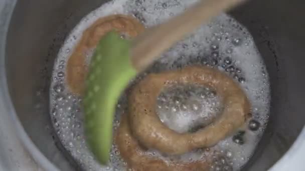 Gogoși prăjiți în ulei vegetal — Videoclip de stoc