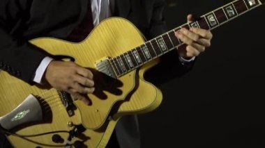 Müzisyen gitar çalar.