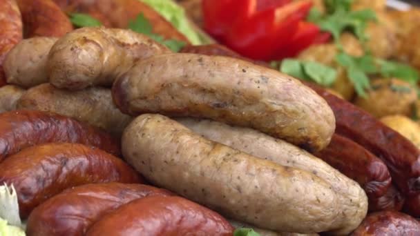 Grilled sausages and vegetables lie in a plate — Stockvideo