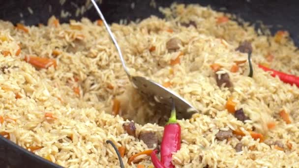 Rør det forberedte pilaf i en gryde – Stock-video