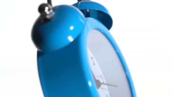 Beyaz arkaplanda alarm saati — Stok video