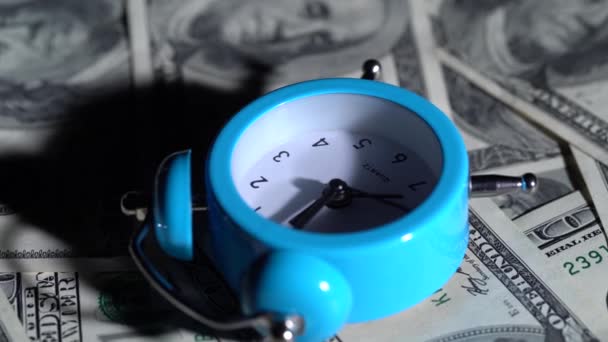 Reloj despertador gira con billetes de dólar — Vídeos de Stock