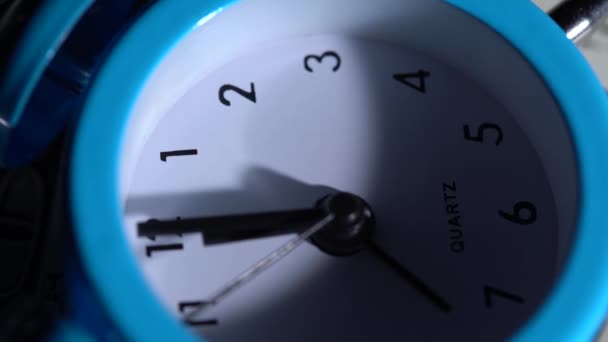 目覚まし時計はドル札で回転する — ストック動画