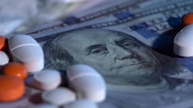 Dolarlar ve uyuşturucular masada dönüyor.