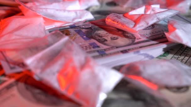 Dollarscheine mit Drogen rotieren auf dem Tisch — Stockvideo