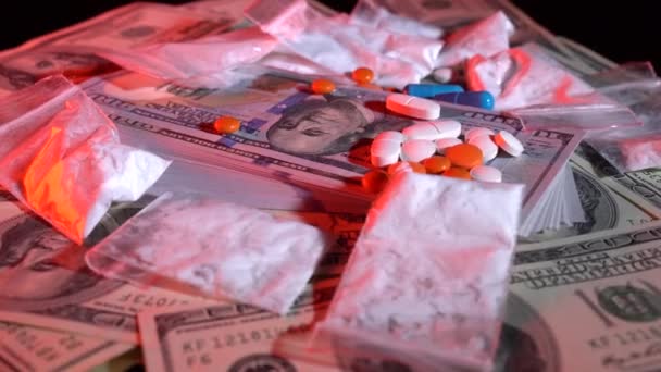 桌子上摆放着毒品的美元钞票 — 图库视频影像
