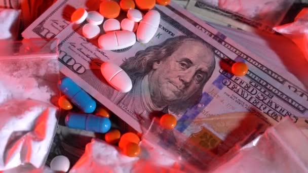 Рахунки доларів з наркотиками обертаються на столі — стокове відео