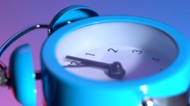 Renkli bir arkaplanda alarm saati