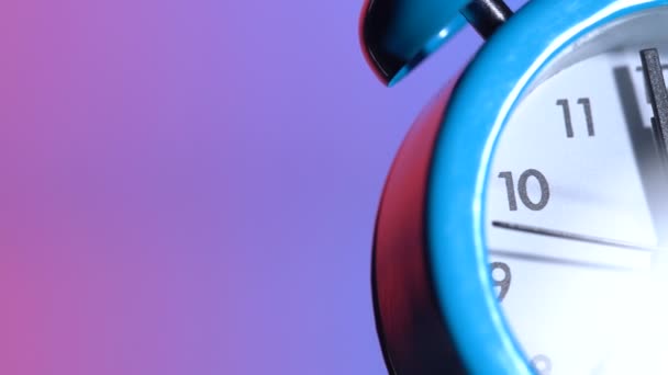 Réveil sur un fond coloré 