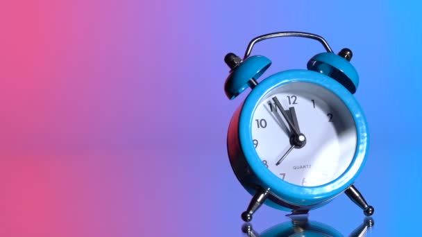 Reloj despertador sobre fondo de color — Vídeo de stock