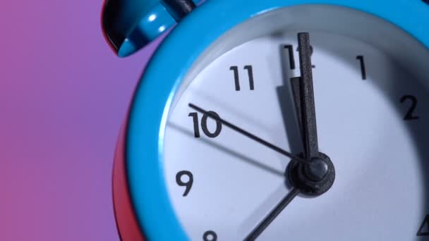 Relógio de alarme em um fundo colorido — Vídeo de Stock