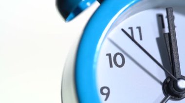 Beyaz arkaplanda alarm saati