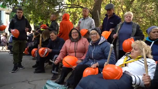 Huelga de trabajadores cerca del banco — Vídeos de Stock