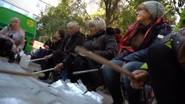 Trabalhadores greve perto do banco — Vídeo de Stock