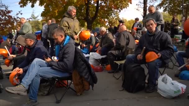 Muncitorii lovesc în apropierea băncii — Videoclip de stoc